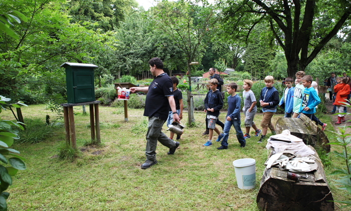 Mohamed Maameri mit Besucherkindern in der Freiluga © Hanka Meves-Fricke
